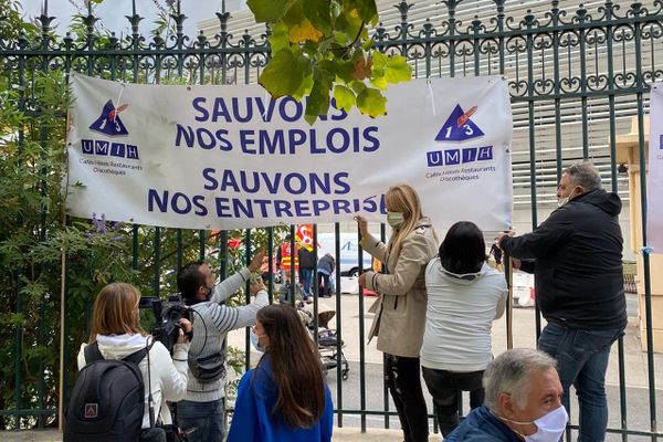 Un comité d'accueil pour Olivier Véran devant la Timone à Marseille