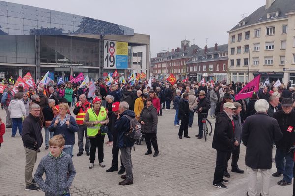 Une centaine de manifestants réunis à Amiens mercredi 1er mai devant la Maison de la culture