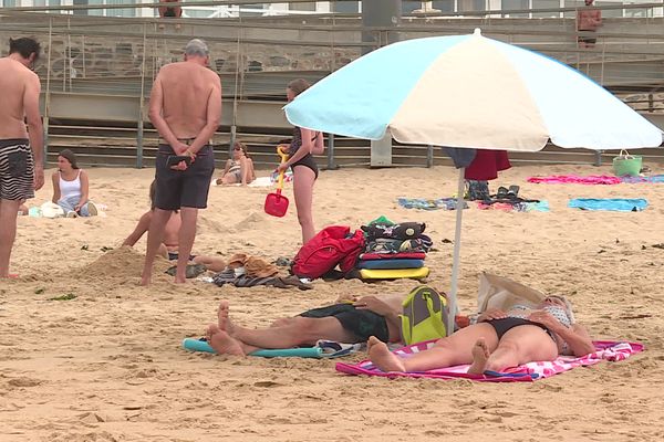 Le parasol est devenu un indispensable des plages en raison des fortes chaleurs.