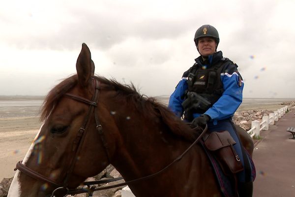 Camille et son cheval Everest patrouillent en baie de Somme depuis trois ans.