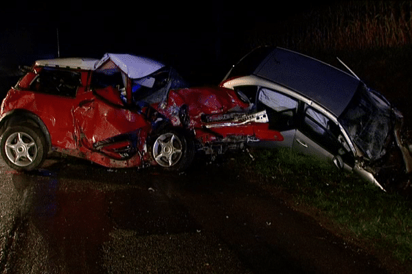 La collision frontale a détruit les deux véhicules.