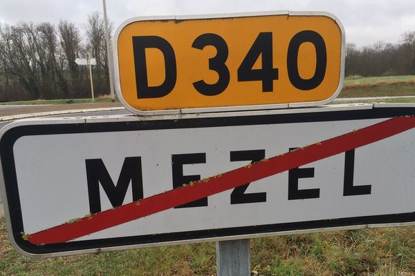 La commune de Mezel est désormais fusionnée avec Dallet pour former "Mur-sur-Allier".