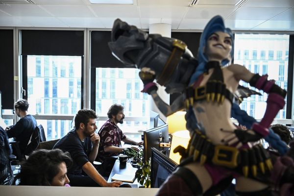 Une figurine représentant "Jinx", l'une des héroïnes de la série "Arcane"