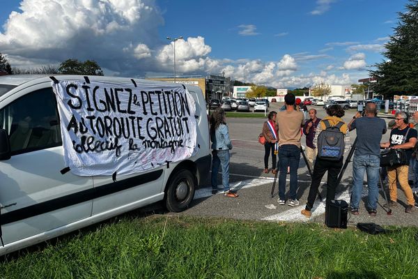 Des membres du collectif se sont réunis à Tullins le 23 septembre pour distribuer leurs tracts et mobiliser d'autres habitants.