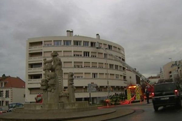 L'incendie s'est déclaré un peu avant 7h30 mercredi matin, dans cet immeuble de la place Renoux à Royat.