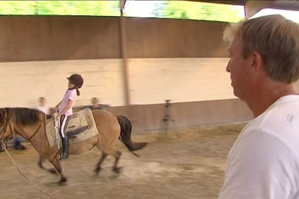 Pour les écoliers de Moulins-la-Marche, le poney a remplacé les cours de gymnastique
