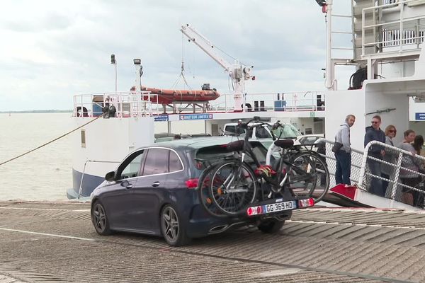 Le bac entre Blaye (photo) et Lamarque est la solution idéale pour gagner le Médoc sans être pris dans les bouchons de l'agglomération bordelaise.