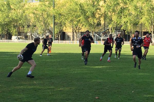 Les 3/4 brivistes en action à l'entraînement: Guillaume Namy balle en main, devant Félix Le Bourhis et Franck Romanet. 