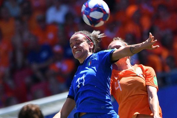 Barbara Bonansea (Italie) à la lutte avec Merel van Dongen (Pays-Bas), le 29 juin au stade du Hainaut de Valenciennes.