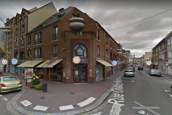 Deux jeunes employés ont été menacés par un individu armé dans cette boulangerie à Elbeuf.