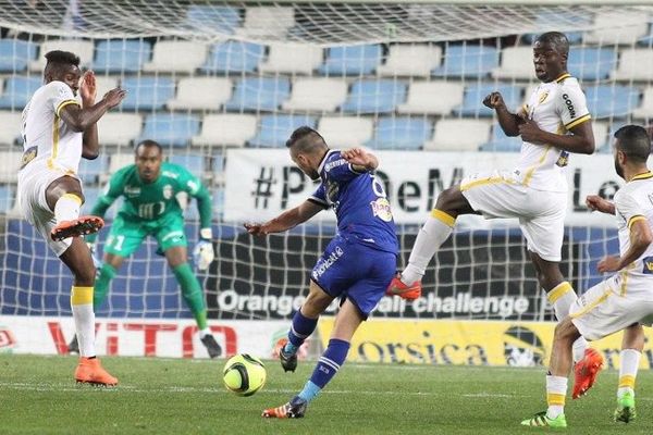 Le joueur de Bastia Gael Danic (C) marque un but pendant le match de Ligue 1 entre Bastia et Lille le 12 mars 2016 à Bastia. 