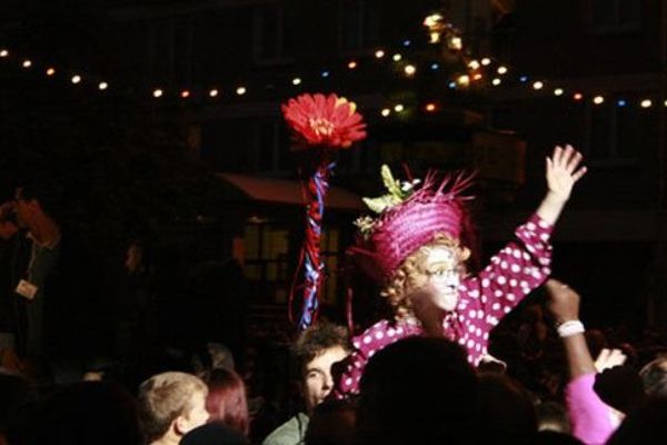 En 2007, le Théâtre de l'Unité avait présenté son spectacle La Tour Bleue à Etouvie à Amiens.