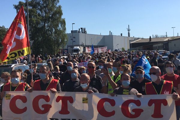 Des milliers de manifestants ont marché depuis l'usine MCA jusqu'à la mairie de Maubeuge.