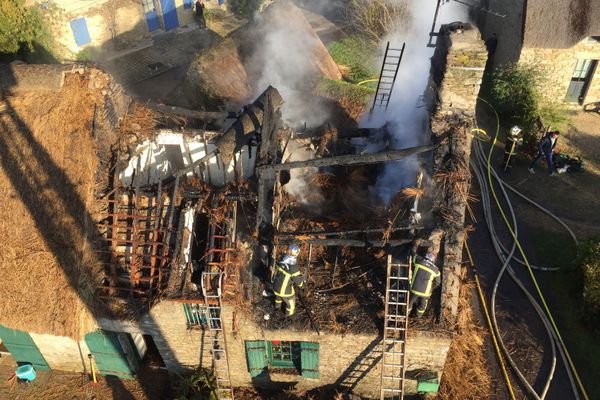 L'incendie d'une toiture en chaume à Saint-Lyphard en Loire-Atlantique n'a pas fait de blessé