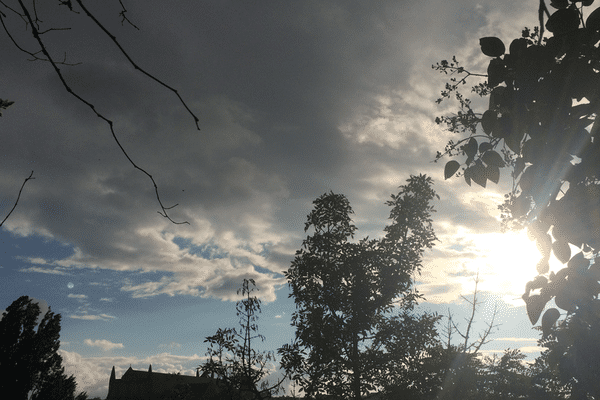 De haute lutte, le bleu finira par s'imposer progressivement sur le gris dans le ciel normand.