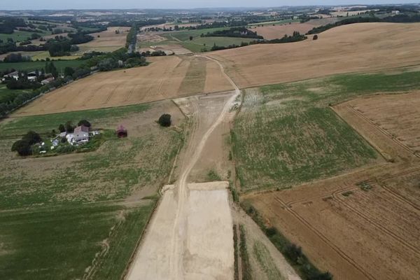 Une partie du chantier de l'A 69 dans le sud du Tarn, vue du ciel, soulève toujours autant de polémiques et s'invite dans la campagne des législative 2024.