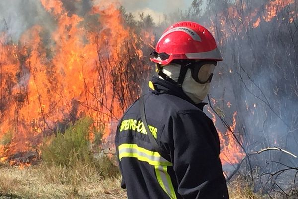 Les pompiers de la Vienne en surveillance des incendies dirigés dans la réserve du Pinail à Vouneuil-sur-Vienne.