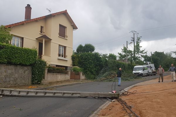 Les opérations se poursuivent dans l'agglomération de Montluçon au lendemain du violent orage qui a couché arbres et réseaux aériens