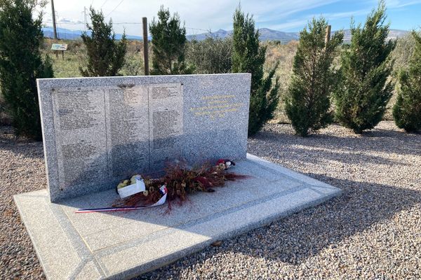 Une stèle rend hommage aux harkis morts au camp de Rivesaltes, mais aucune fouille n'avait jamais été lancée jusqu'à aujourd'hui.