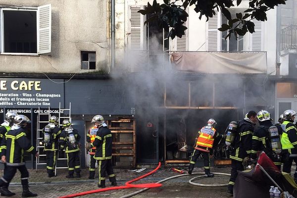 Un incendie a ravagé le café Mancini, situé au centre-ville de Nevers, lundi 4 février 2019.