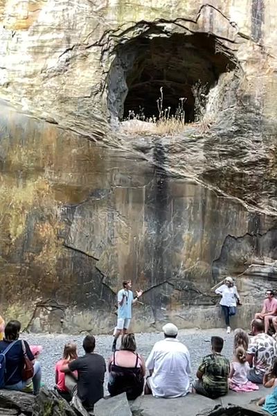 Aux Pans de Travassac, des groupes d'une soixantaine de personnes défilent, toujours accompagnés par un guide.