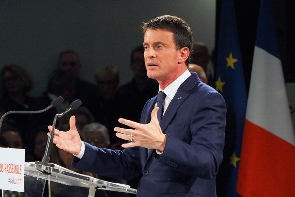 L'ex-Premier ministre Manuel Valls lors d'un discours de campagne à Villemoustaussou (Aude) le 12 décembre.