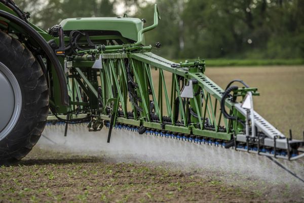 Les pesticides, utilisés en agriculture, sont transportés par l'air et très dangereux pour la santé.