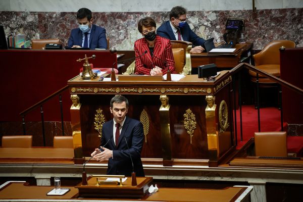 Olivier Véran à l'Assemblée Nationale lors de l'examen du projet de loi sur le pass vaccinal