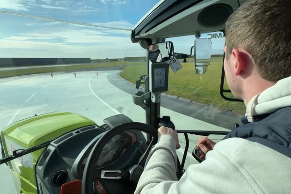 Les apprentis agricoles sont formés au freinage d'urgence sur piste mouillée. De quoi se préparer à tous les dangers de la conduite au quotidien.