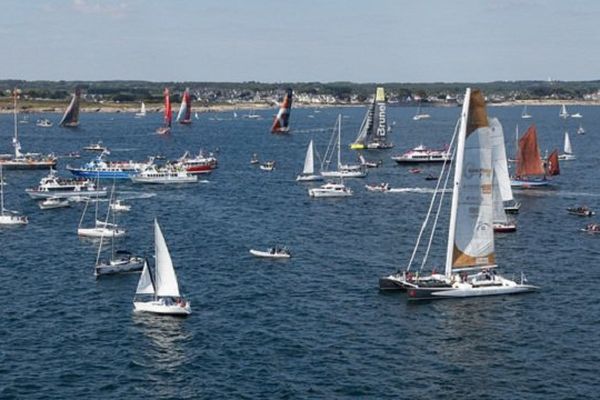 Le plan d'eau au large de Lorient avec les concurrents et de nombreuses autres embarcation avant le départ de la 9e étape de la Volvo Ocean Race