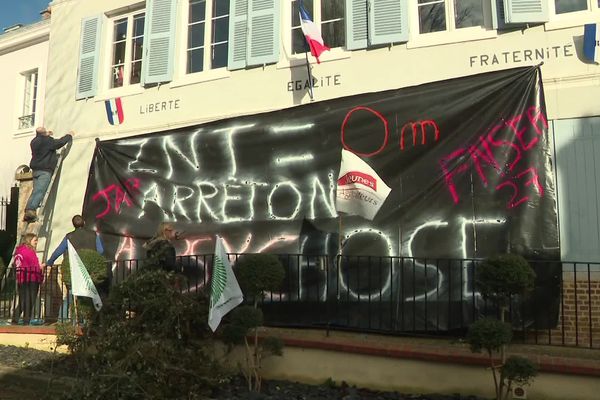 Une banderole noire a été déroulée sur la sous-préfecture avec l'inscription "ZNT, arrêtons la psychose"