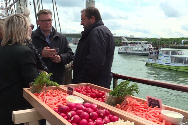 Les réceptions organisées sur les voiliers permettent à l'Armada de rembourser les frais occasionnés par la venue des navires.