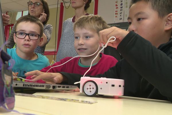 Les enfants de CM2 de l'école de la Courbe à Aytré apprennent à programmer un robot en anglais.