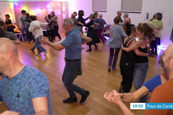 Un cours d'initiation à la danse traditionnelle réunit tous les âges à Tulle.