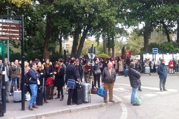 Alerte au colis abandonné en gare SNCF de Nantes, les voyageurs ont été tenus à l'écart, et le trafic interrompu durant une heure ce lundi 16 novembre 2015