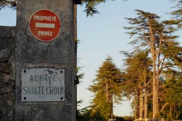 L'essai était mené à l'abbaye Sainte-Croix à Saint-Benoit, près de Poitiers dans la Vienne.