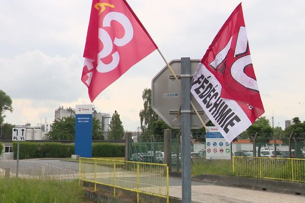 10 juin 2020 – Drapeaux  des syndicats à l'entrée de l'usine en grève de Tereos à Lillebonne (Seine-Maritime)