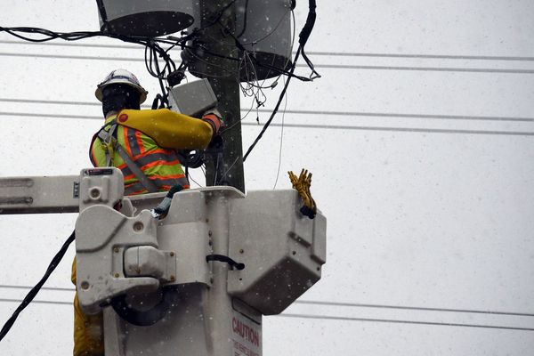 Dans l'Allier, une cinquantaine d'agents Enedis sont mobilisés pour rétablir le courant chez les 14 000 foyers privés d'électricité. 