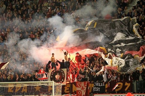 Sur cette photo du FC Metz, on voit clairement l'usage d'engins pyrotechniques.