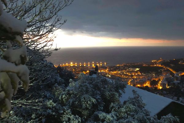 La neige est tombée sur la Corse cette nuit, comme ici à Bastia.