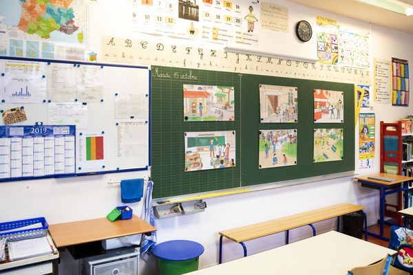 Photo d'illustration. Le test d'un retour à une "tenue scolaire commune" durera deux ans dans trois écoles à Troyes, les écoles Jean Macé, Jacques-Yves Cousteau et Denis Diderot.