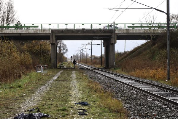 Un homme marche le long d'une voie de chemin de fer, à Grande-Synthe - PHOTO D'ILLUSTRATION