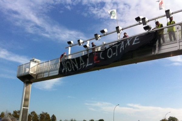 Une opération escargot d'agriculteurs contre l'écotaxe près d'Auxerre