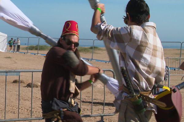 Bataille de cotons-tiges géants lors du festival Le Grand n'importe quoi, à Ouistreham, le samedi 14 septembre 2024.