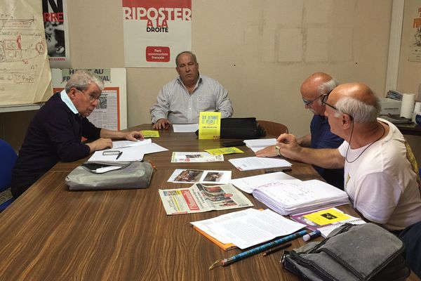 André Boudes (au centre de la photo) est le nouveau secrétaire fédéral du Parti communiste dans le Tarn. A ses côtés l'ancien vice-président du Conseil départemental, Roland Foissac (à gauche de la photo) 