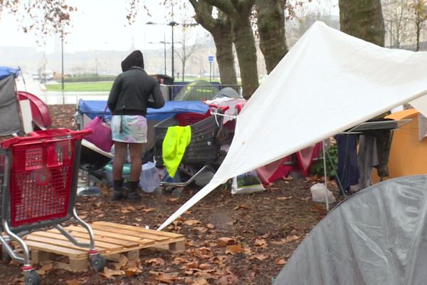 Une aire d’accueil solidaire s'est installée sur les quais de Bordeaux 