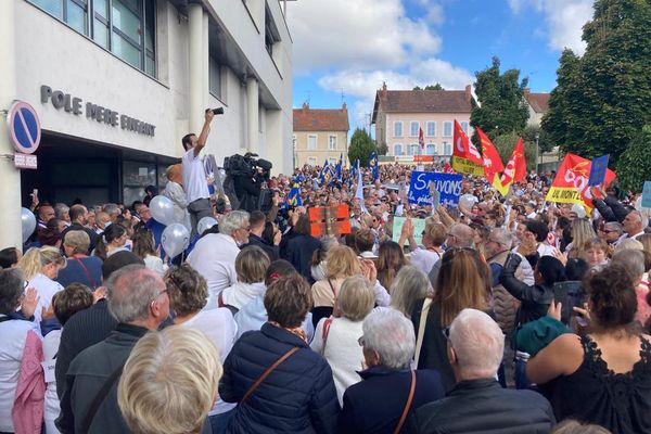 Enormément de monde pour la marche organisée par le collectif des Orphelins du soin pour défendre la pédiatrie à Montluçon