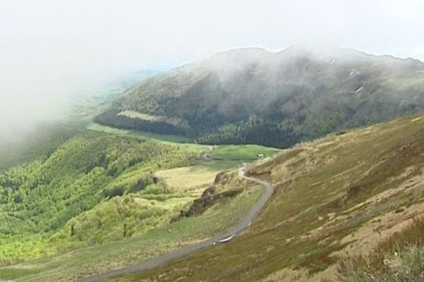 Les premiers touristes de la saison ont profité du long week end du 8 mai pour franchir le col du Pas de Peyrol dans le Cantal et admirer ses paysages volcaniques caressés par les nuages.