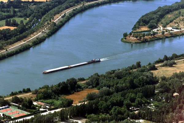 Le trafic fluvial a repris sur le Rhône après la remise en service de deux écluses.