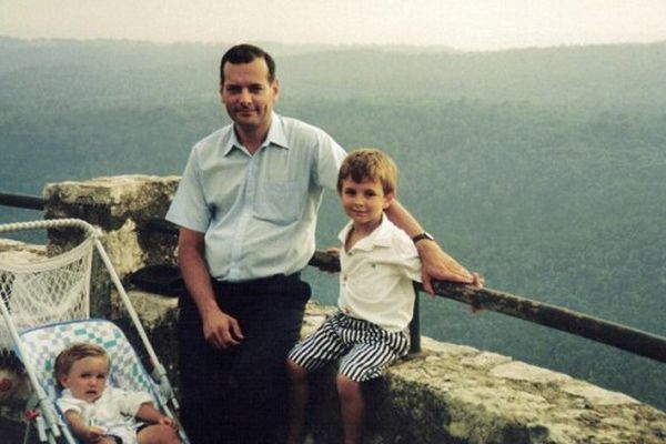 Le juge Bernard Borrel, avec ses enfants. 